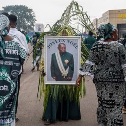 Un seguidor de la Iglesia Kimbanguista sostiene un retrato del profeta Simon Kimbangu durante las celebraciones de la Navidad Kimbanguista en Kinshasa. Los seguidores de la Iglesia Kimbanguista celebraron la Navidad Kimbanguista con diversos eventos religiosos y culturales organizados en toda la República Democrática del Congo. | Foto:Hardy Bope / AFP