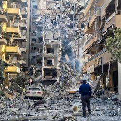 Varias personas observaron los daños en el lugar de un ataque israelí en Tiro, al sur del Líbano. El ejército israelí anunció ese mismo día el inicio de nuevos ataques contra infraestructura de Hezbolá en los alrededores de Tiro, ciudad del sur del Líbano, tras emitir una alerta de evacuación a sus residentes. | Foto:KAWNAT HAJU / AFP