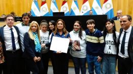 Prunotto entrega la ley sancionada a los padres de Joaquín