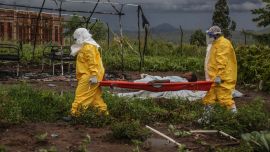 Personal médico con equipo de protección individual (EPI) traslada a un paciente con ébola en camilla al hospital de Rwampara. Según la OMS, el último brote en la República Democrática del Congo (RDC), el decimoséptimo que afecta a este vasto país de África central con más de 100 millones de habitantes, ya se sospecha que ha causado 139 muertes de entre casi 600 casos probables. Muchos de los casos se han registrado en el epicentro de la epidemia, en la provincia nororiental de Ituri, en zonas de difícil acceso aisladas por la presencia de numerosos grupos armados en el este del Congo.