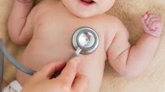 Aumentan los casos de bronquiolitis en niños: cómo recomiendan especialistas reforzar cuidados