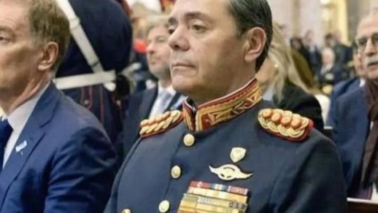 Polémica en las redes por las condecoraciones del ministro de Defensa
