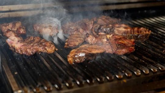 Demandó a su vecino por el humo del asado y exigió demoler la parrilla: el fallo judicial