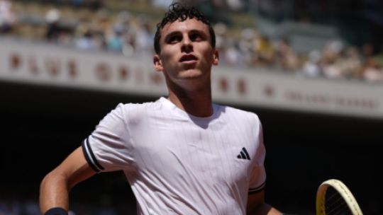 Juan Manuel Cerúndolo eliminó al número 1 del mundo Jannik Sinner en Roland Garros