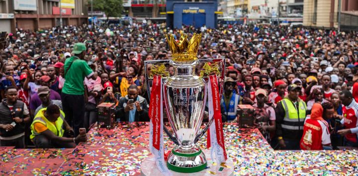 Aficionados kenianos del Arsenal FC se congregan en una fiesta callejera con una réplica del trofeo en exhibición para celebrar el tan ansiado campeonato de la Premier League 2025-26 del equipo en Nairobi, capital de Kenia. Los 'Gunners' pusieron fin oficialmente a una agonizante espera de 22 años al coronarse campeones de la Premier League tras su último partido de la temporada contra el Crystal Palace.