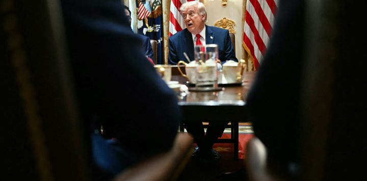 El presidente estadounidense Donald Trump habla durante una reunión de gabinete en la Sala del Gabinete de la Casa Blanca en Washington, D.C..