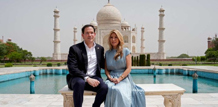 El secretario de Estado estadounidense, Marco Rubio, posa junto a su esposa Jeanette en el Taj Mahal de Agra, India.