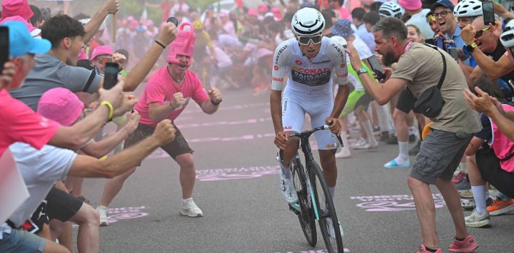 El victorioso ciclista portugués Afonso Eulalio se escapa en el Muro di Ca’ del Poggio durante la 18ª etapa del Giro d'Italia 2026 - Vuelta a Italia carrera ciclista entre Fai della Paganella y Pieve di Soligo, Italia.