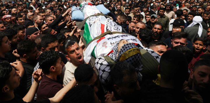 Familiares y amigos transportan el cuerpo de Youssef Sameh Shtayyeh, de 15 años, durante su funeral en la aldea de Till, al oeste de Nablus, en la Cisjordania ocupada por Israel. Tropas israelíes mataron a un adolescente durante una redada en la ciudad de Nablus, en la Cisjordania ocupada, según informó el Ministerio de Salud palestino. El ejército israelí afirmó que sus fuerzas dispararon contra una persona que lanzaba piedras.