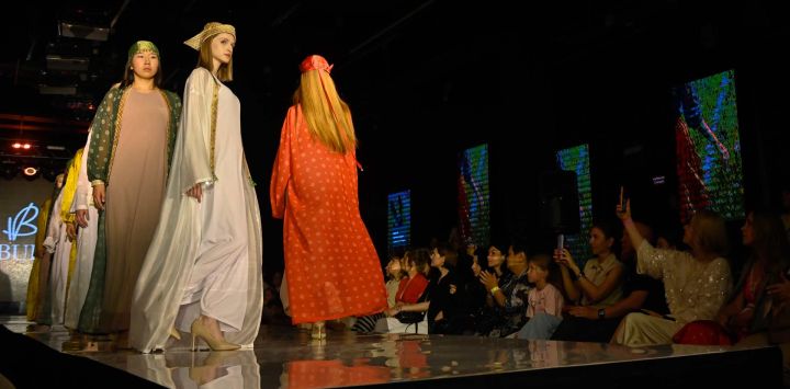 Imagen de modelos presentando creaciones de diseñadores durante la Semana de la Moda de Volga, en Moscú, Rusia.