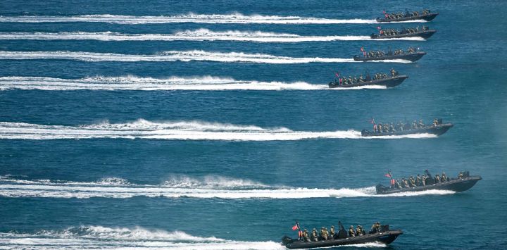 Imagen de personal militar participando en ejercicios de desembarco anfibio con botes de asalto durante el evento final del ejercicio EFES-2026 en el mar Egeo, frente a la costa de Izmir, Turquía. Turquía concluyó el ejercicio EFES-2026, uno de los ejercicios combinados y conjuntos más grandes del país, en la ciudad suroccidental de Izmir, con la participación de fuerzas de algunos socios extranjeros.