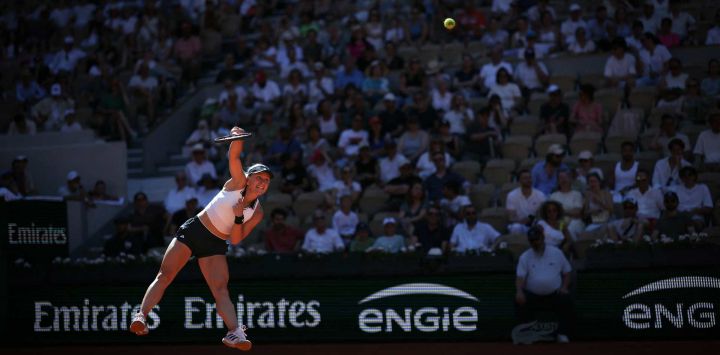 La ucraniana Yuliia Starodubtseva saca contra la kazaja Elena Rybakina durante su partido individual femenino en la cuarta jornada del torneo de tenis Roland Garros, en la pista Suzanne-Lenglen del complejo Roland-Garros de París.