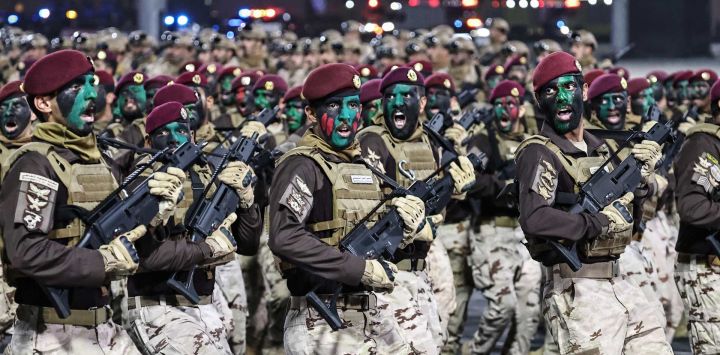 Miembros de las fuerzas de seguridad saudíes participan en un desfile militar.