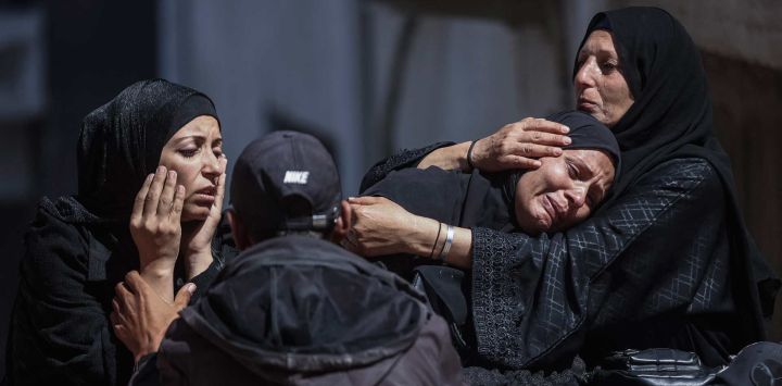 Mujeres lloran durante el funeral de diez palestinos muertos en un ataque israelí en la ciudad de Gaza. Gaza sigue sumida en la violencia diaria, y tanto el ejército israelí como Hamás se acusan mutuamente de violar la tregua vigente desde el 10 de octubre. Más de 900 personas han muerto a manos de Israel desde el alto el fuego, según el Ministerio de Salud de Gaza, que opera bajo la autoridad de Hamás y cuyas cifras son consideradas fiables por las Naciones Unidas.