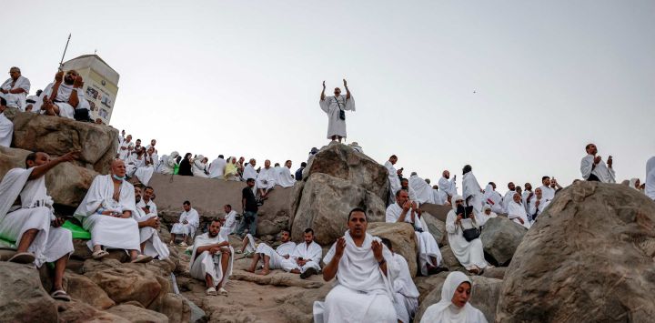 Peregrinos musulmanes rezan en el monte Arafat, también conocido como Jabal al-Rahma o Monte de la Misericordia, en Arabia Saudita, durante el punto culminante de la peregrinación del Hajj.