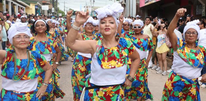 Personas bailando durante el tradicional Festival "Mayo Ya", en Bluefields, Nicaragua. La ciudad de Bluefields, en la Región Autónoma de la Costa Caribe Sur de Nicaragua, vive con intensidad por estos días el tradicional Festival "Mayo Ya", una fiesta popular por la fertilidad y las cosechas, que celebra la llegada del invierno y que forma parte de la identidad de los pueblos originarios nicaragüenses.
