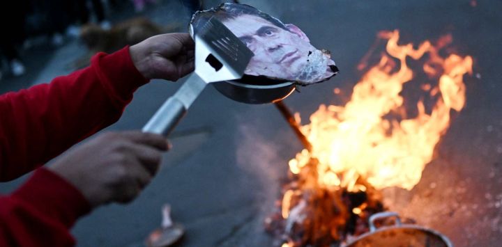 Un manifestante prende fuego a una figura de madera de tamaño natural que representa a Rodrigo Paz, presidente de Bolivia, durante una protesta contra el gobierno convocada por maestros en La Paz. El presidente boliviano, Rodrigo Paz, advirtió que la crisis “está llegando a un punto crítico”, en medio de otro día de manifestaciones que exigían su renuncia, a pesar de la posibilidad de que declarara el estado de emergencia para sofocar las protestas.