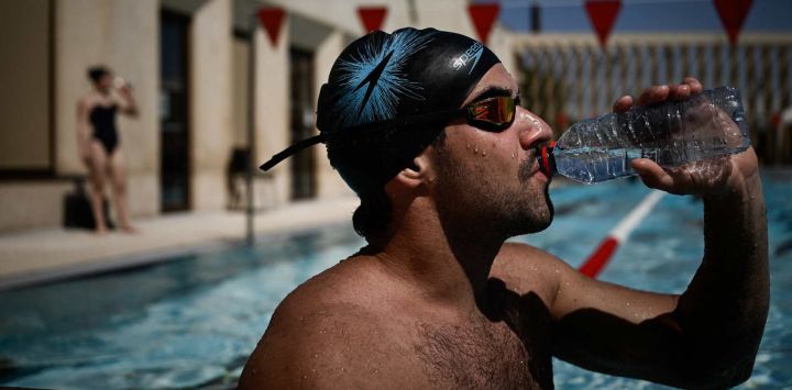 Un nadador se hidrata al borde de una piscina municipal al aire libre mientras una ola de calor excepcionalmente temprana eleva las temperaturas por encima de los 37 °C en Burdeos, al suroeste de Francia. Francia está sufriendo una ola de calor excepcionalmente temprana, y Météo-France ha emitido alertas naranjas por calor en varios departamentos; es la primera vez que se activan estas alertas tan pronto en el año.
