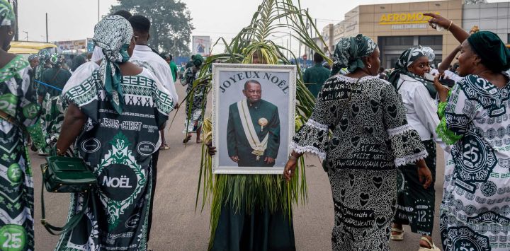 Un seguidor de la Iglesia Kimbanguista sostiene un retrato del profeta Simon Kimbangu durante las celebraciones de la Navidad Kimbanguista en Kinshasa. Los seguidores de la Iglesia Kimbanguista celebraron la Navidad Kimbanguista con diversos eventos religiosos y culturales organizados en toda la República Democrática del Congo.