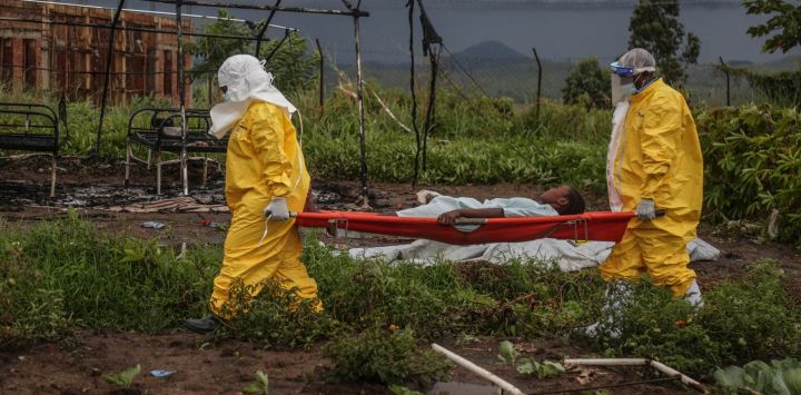 Personal médico con equipo de protección individual (EPI) traslada a un paciente con ébola en camilla al hospital de Rwampara. Según la OMS, el último brote en la República Democrática del Congo (RDC), el decimoséptimo que afecta a este vasto país de África central con más de 100 millones de habitantes, ya se sospecha que ha causado 139 muertes de entre casi 600 casos probables. Muchos de los casos se han registrado en el epicentro de la epidemia, en la provincia nororiental de Ituri, en zonas de difícil acceso aisladas por la presencia de numerosos grupos armados en el este del Congo.