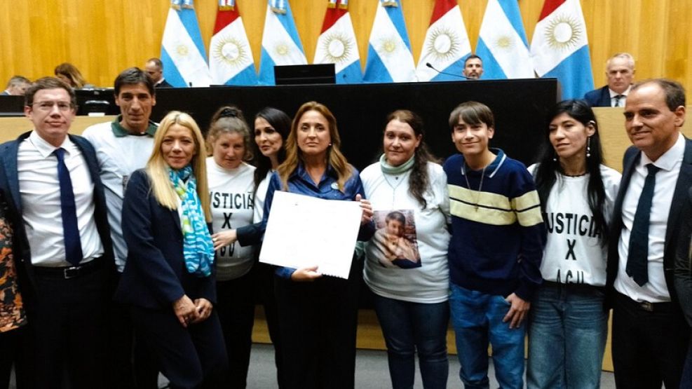 Prunotto entrega la ley sancionada a los padres de Joaquín