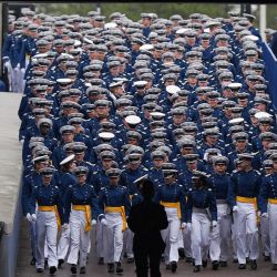 Cadetes llegan a la ceremonia de graduación de la Academia de la Fuerza Aérea de EE. UU. en el Estadio Falcon. en Colorado Springs, Colorado. | Foto:Matt Rourke / POOL / AFP