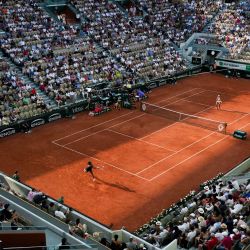 La estadounidense Coco Gauff (izquierda) juega contra la egipcia Mayar Sherif durante su partido individual femenino en el quinto día del torneo de tenis Roland Garros en la cancha Suzanne-Lenglen del complejo Roland-Garros en París. | Foto:DIMITAR DILKOFF / AFP