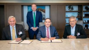 David Ross, vicepresidente de CSL Seqirus, el Dr. Jarbas Barbosa, Director de la OPS y Alejandro Gil, CEO de Sinergium Biotech
