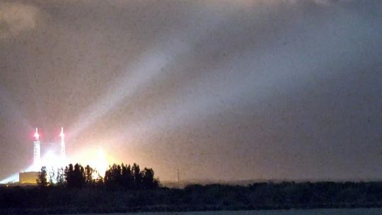 Por qué la explosión del cohete New Glenn es un golpe para Jeff Bezos en su carrera espacial contra Elon Musk