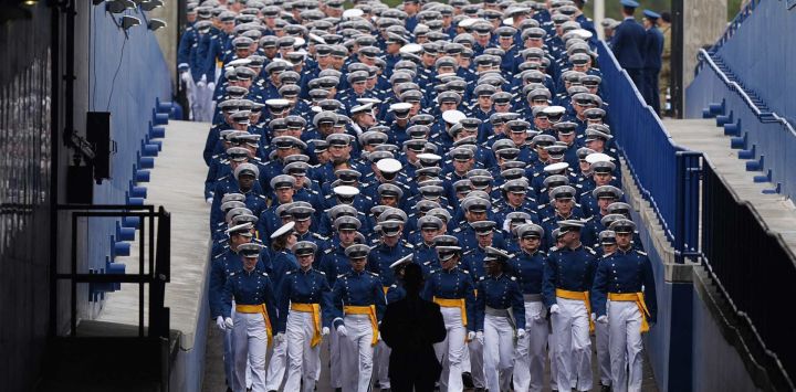 Cadetes llegan a la ceremonia de graduación de la Academia de la Fuerza Aérea de EE. UU. en el Estadio Falcon. en Colorado Springs, Colorado.