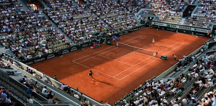 La estadounidense Coco Gauff (izquierda) juega contra la egipcia Mayar Sherif durante su partido individual femenino en el quinto día del torneo de tenis Roland Garros en la cancha Suzanne-Lenglen del complejo Roland-Garros en París.