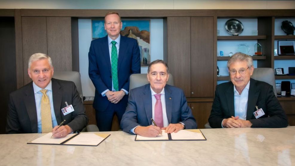 David Ross, vicepresidente de CSL Seqirus, el Dr. Jarbas Barbosa, Director de la OPS y Alejandro Gil, CEO de Sinergium Biotech