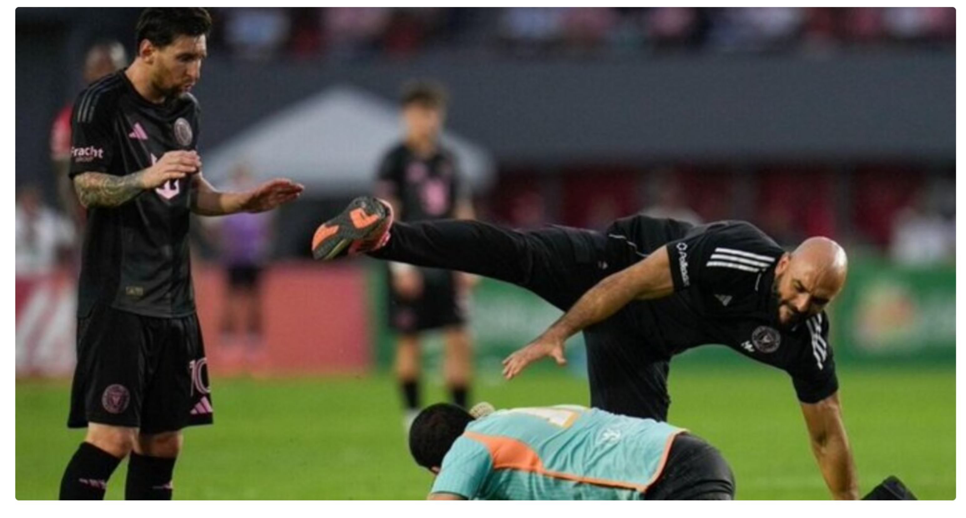 Yassine Cheuko, custodio personal de Messi, en acción.