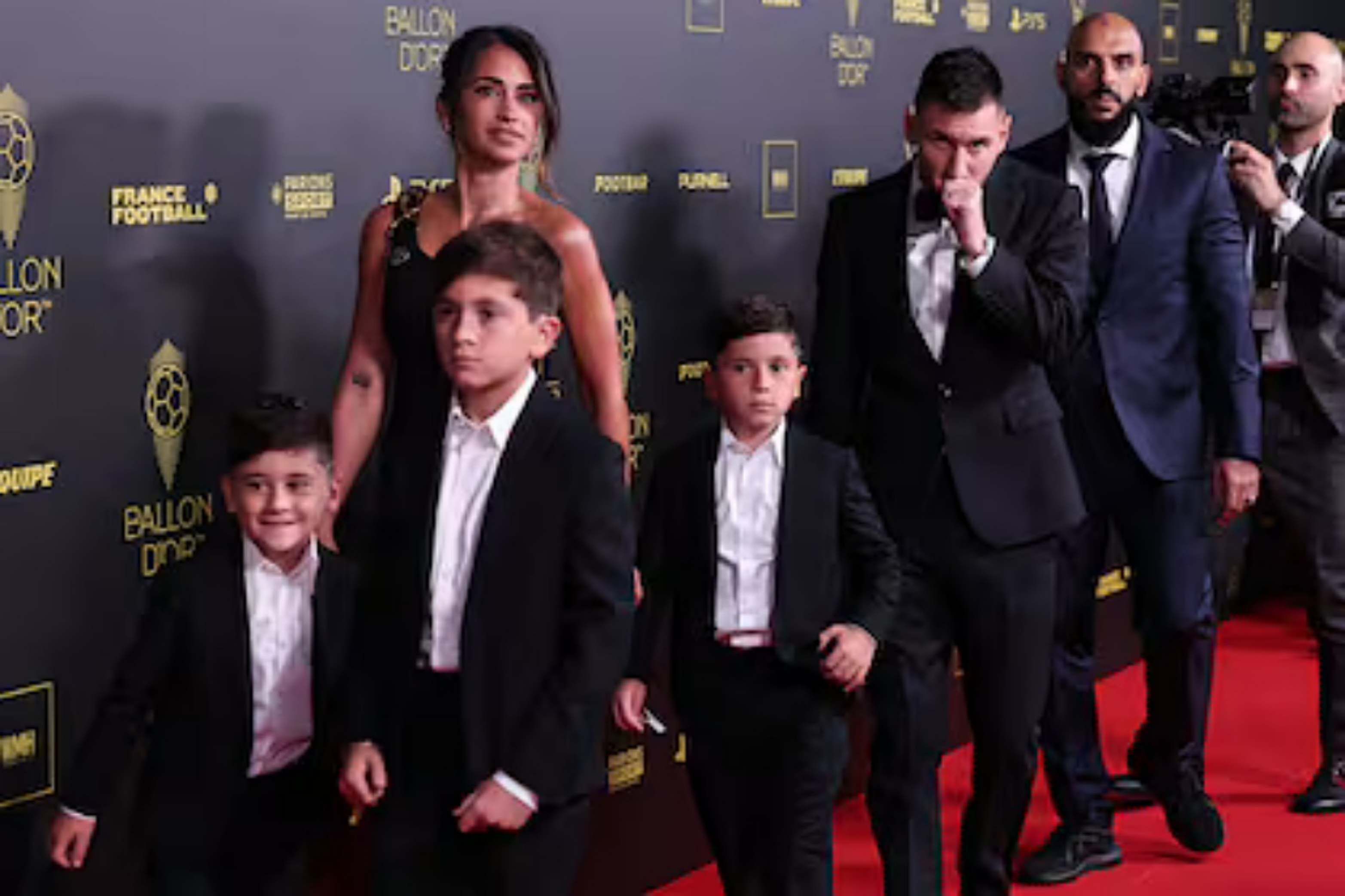 Yassine Cheuko, custodio personal de Messi de su familia (último a la der.).