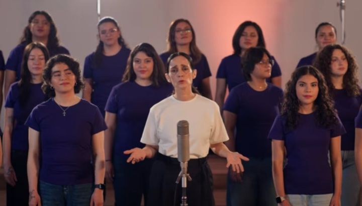Julieta Venegas relanza "La Niña Futbolista" para el Mundial 2026