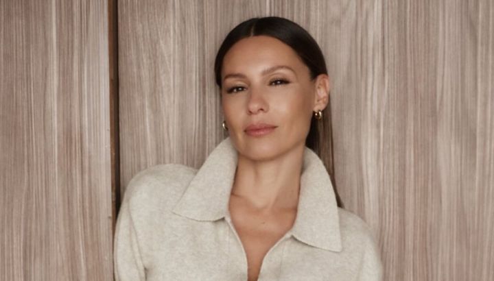 El look total black de Pampita que une dos mundos: wide leg y polerón