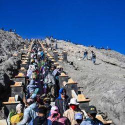 Devotos hindúes de la comunidad Tengger ascienden al volcán activo Bromo para presentar ofrendas de arroz, frutas, ganado y otros artículos como parte del festival Yadnya Kasada cerca de Probolinggo, provincia de Java Oriental, Indonesia La ceremonia Yadnya Kasada es un ritual del pueblo Tengger, un subgrupo étnico javanés del este de Java, en el que se arrojan ofrendas al cráter del Bromo como muestra de gratitud, plegaria por la protección y cumplimiento de una promesa legendaria a la deidad de la montaña. | Foto:JUNI KRISWANTO / AFP