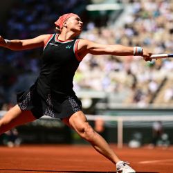 Diana Shnaider devuelve un revés a la estadounidense Madison Keys durante su partido individual femenino en la novena jornada del torneo de tenis Roland Garros, disputado en la pista Suzanne-Lenglen del complejo Roland-Garros en París. | Foto:JULIEN DE ROSA / AFP