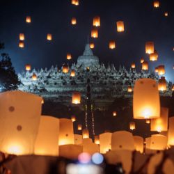 Durante las celebraciones de Vesak, la gente lanza farolillos frente al templo de Borobudur, el monumento budista más grande del mundo y Patrimonio de la Humanidad de la UNESCO, en Magelang, Java Central. Vesak, el día más sagrado para los budistas, conmemora el nacimiento, la iluminación y la muerte de Siddhartha Gautama, el Buda, que tradicionalmente se cree que ocurrieron durante la luna llena del mes de Vesakha en el antiguo calendario lunar indio. | Foto:Aditya IRAWAN / AFP