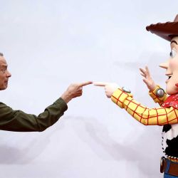 El actor estadounidense Tom Hanks posa con su personaje Woody a su llegada a la alfombra roja del evento de lanzamiento en el Reino Unido de la película 'Toy Story 5' en Londres. | Foto:HENRY NICHOLLS / AFP