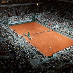 El brasileño Joao Fonseca devuelve un revés al noruego Casper Ruud durante su partido individual masculino en la octava jornada del torneo de tenis Roland Garros, disputado en la pista Philippe-Chatrier del complejo Roland-Garros en París. | Foto:DIMITAR DILKOFF / AFP