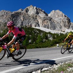 El ciclista danés Jonas Vingegaard, del equipo Visma Lease a Bike, con el maillot rosa de líder de la clasificación general, desciende el Passo Falzarego durante la 19.ª etapa del Giro de Italia 2026, que tuvo lugar entre Feltre y Alleghe, Italia. | Foto:Luca Bettini / AFP