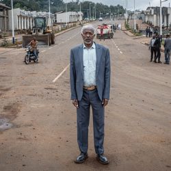 El granjero Abdulkader Abagaro, de 59 años, se encuentra en medio de una de las principales carreteras remodeladas en el marco del Proyecto de Desarrollo del Corredor de Etiopía en Beshasha, la ciudad natal del primer ministro etíope Abiy Ahmed, en la región de Oromia. | Foto:Marco Simoncelli / AFP