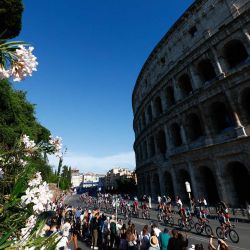 El pelotón pasa junto al Coliseo durante la 21ª etapa del Giro de Italia 2026, una carrera ciclista de 131 km que va de Roma a Roma, Italia. | Foto:Luca Bettini / AFP