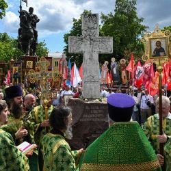 Fieles ortodoxos asisten a un servicio religioso en memoria de Dmitry Donskoy, Gran Príncipe de Vladimir y Moscú, quien derrotó a los mongoles en la batalla de Kulikovo en 1380, en su monumento en Moscú, Rusia. | Foto:Igor Ivanko / AFP