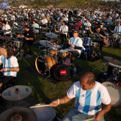 Imagen de bateristas interpretando una canción de rock durante el evento "Baterías a la Plaza", en el Parque Arroyo Vega de la Costanera Norte, en la ciudad de Buenos Aires, capital de Argentina. | Foto:Xinhua/Martín Zabala