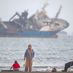 En esta fotografía, obtenida por la agencia de noticias iraní ISNA, se ve a iraníes sentados en la playa de Suru, en Bandar Abbas, a lo largo del estrecho de Ormuz. Estados Unidos e Irán intercambiaron ataques mientras las negociaciones entre ambas partes se estancaban y Teherán insistía nuevamente en que cualquier acuerdo de paz debía incluir también la creciente ofensiva israelí en el Líbano. | Foto:Amirhossein Khorgooei / ISNA / AFP