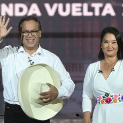 Los candidatos presidenciales peruanos Keiko Fujimori, del partido Fuerza Popular, y Roberto Sánchez, del partido Juntos por el Perú, saludan durante un debate en Lima, antes de la segunda vuelta de las elecciones presidenciales del 7 de junio. | Foto:ERNESTO BENAVIDES / AFP