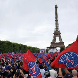 Los hinchas del Paris Saint-Germain se congregan en el Campo de Marte durante un evento especial organizado en París para celebrar la victoria del Paris Saint-Germain sobre el Arsenal FC en la final de la Liga de Campeones de la UEFA. | Foto:ROMEO BOETZLE / AFP