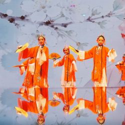 Niñas interpretan ópera de Pekín en un centro de conferencias, en Hengyang, en la provincia de Hunan, en el centro de China. | Foto:Xinhua/Cao Zhengping